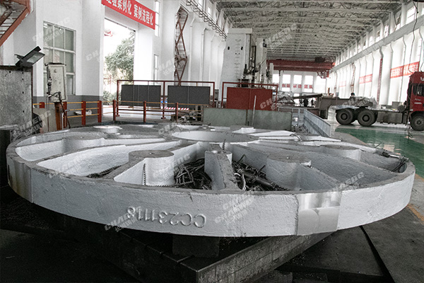 鑄造過程中如何預防硫化機上托板和下硫化室不平行的問題