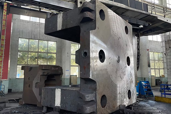 長城鑄鋼擠壓機橫梁的鑄造和加工